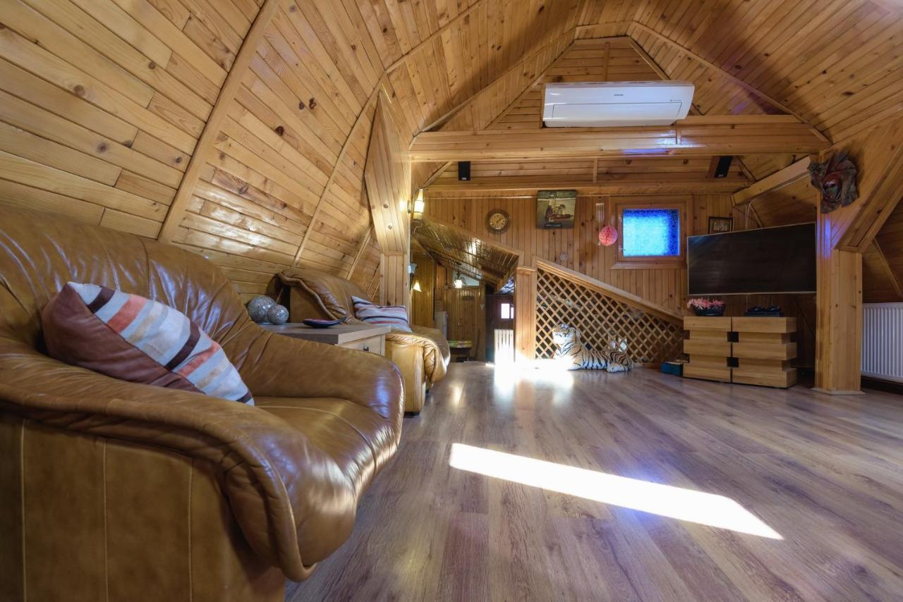 Wooden Attic Apartamento Braşov Exterior foto
