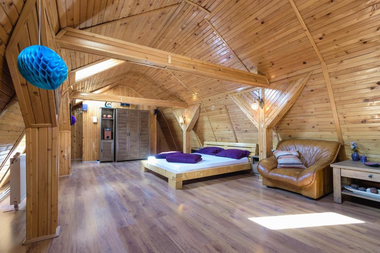 Wooden Attic Apartamento Braşov Exterior foto