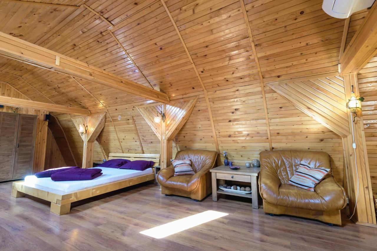 Wooden Attic Apartamento Braşov Exterior foto